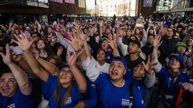 Personas participan en el lanzamiento de A La Cima, la canción oficial de los Juegos Panamericanos de Santiago 2023, en el Centro Cultural Gabriela Mistral, en Santiago, Chile, el domingo 30 de julio de 2023 (AP Foto/Esteban Félix)