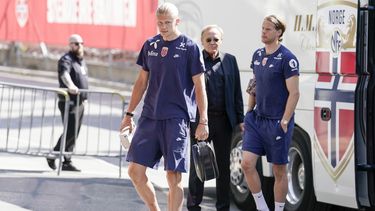 Erling Haaland llega al entrenamiento de la selección de Noruega de cara a las eliminatorias rumbo a la Euro ante Escocia y Chipre, el miércoles 14 de junio de 2023, en Oslo, Noruega. (Fredrik Varfjell/NTB Scanpix via AP)