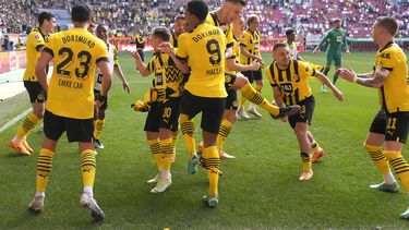 Los jugadores del Borussia Dortmund celebran su victoria ante Augsburgo en la Bundesliga, el domingo 21 de mayo de 2023. (AP Foto/Matthias Schrader)