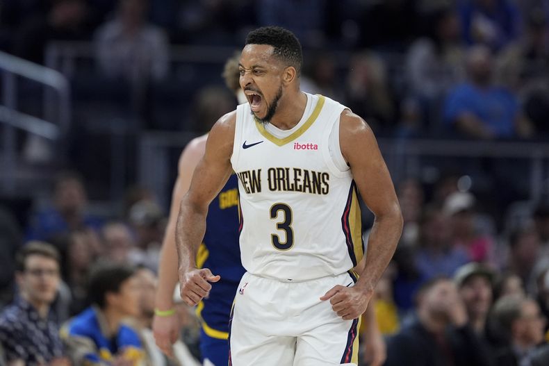 CJ McCollum, base de los Pelicans de Nueva Orleáns, festeja su triple ante los Warriors de Golden State, en el partido del viernes 12 de abril de 2024 (AP Foto/Godofredo A. Vásquez)