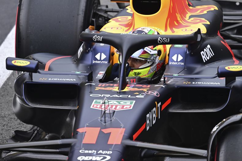 El piloto de Red Bull, el mexicano Sergio Pérez, durante la sesión de clasificación para el Gran Premio de Inglaterra, el sábado 8 de julio de 2023, en Silverstone, Inglaterra. (Christian Bruna/Pool photo via AP)