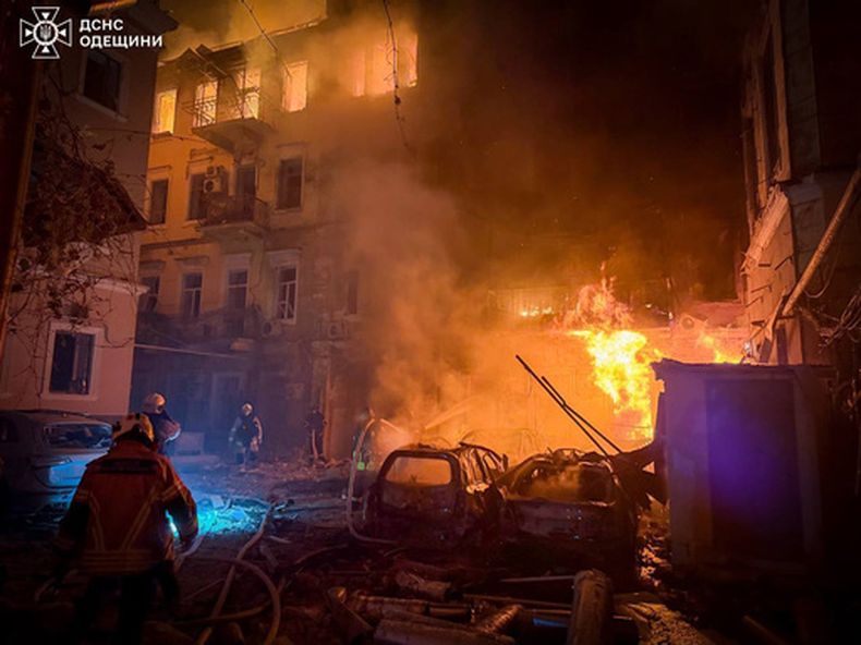 En esta imagen proporcionada por el Servicio Ucraniano de Emergencias, personal de emergencias trabaja para extinguir un incendio en edificios residenciales tras un ataque ruso en Odesa, Ucrania, el domingo 9 de agosto de 2026. (Servicio Ucraniano de Emergencias via AP)
