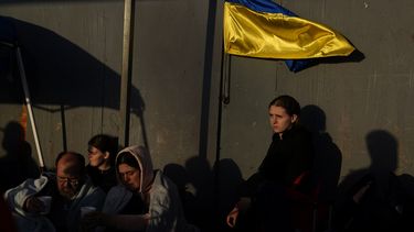 ARCHIVO - Refugiados ucranianos aguardan cerca de la frontera estadounidense el 4 de abril de 2022, en Tijuana, México. (AP Foto/Gregory Bull, archivo)