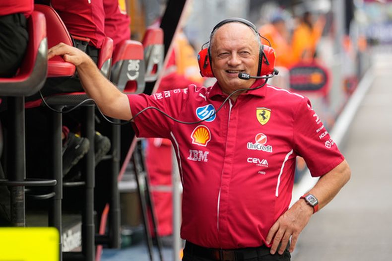 ARCHIVO . Foto del 3 de octubre del 2025, el jefe de Ferrari Fred Vasseur supervisando las operaciones del equipo durante la primera práctica antes del Gran Premio de Singapur. (AP Foto/Vincent Thian, Archivo)