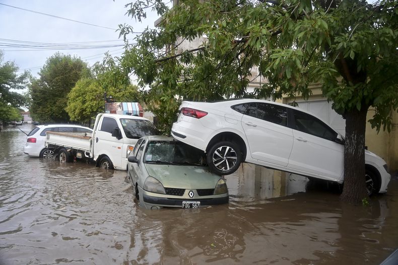 Vehículos estacionados en una calle inundada después de una tormenta, el viernes 7 de marzo de 2025, en Bahía Blanca, Argentina. (AP Foto/Juan Sebastian Lobos)