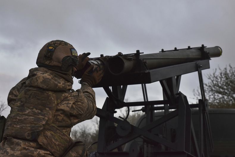 En esta imagen, distribuida por la 65ta Brigada Mecanizada de Ucrania, un soldado ucraniano se prepara para disparar un sistema de lanzamiento múltiple de cohetes desde una camioneta, el 8 de abril de 2025, en la región de Zaporiyia, Ucrania. (Andriy Andriyenko/65ta Brigada Mecanizada de Ucrania vía AP)