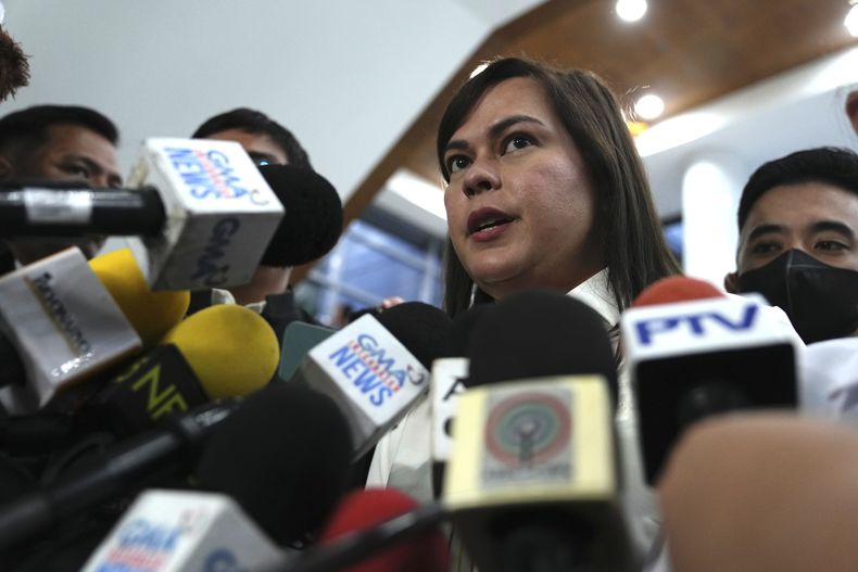 La vicepresidenta de Filipinas, Sara Duterte, habla con los periodistas mientras afuera de la Cámara de Representantes, en Quezon City, Filipinas, el lunes 25 de noviembre de 2024. (AP Foto/Aaron Favila)