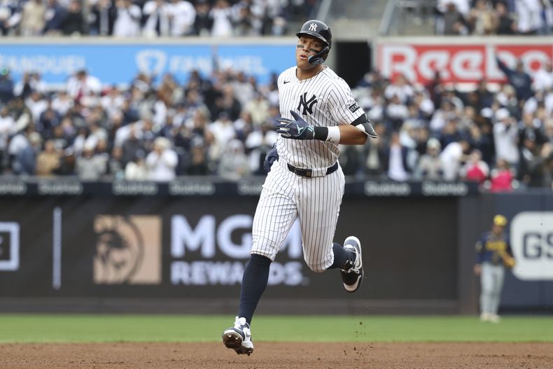 Aaron Judge de los Yankeesde Nueva York corre al plato tras su jonrón de dos carreras en la primera entrada ante los Cerveceros de Milwaukee el domingo 30 de marzo del 2025. (AP Foto/Pamela Smith)