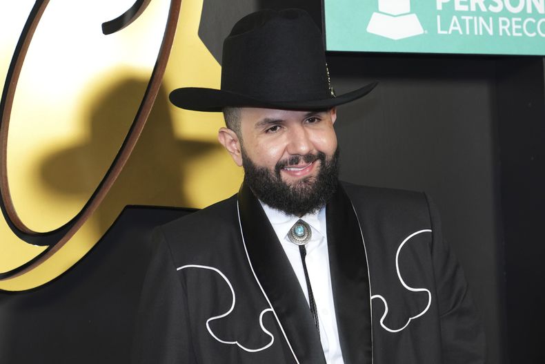 Carín León llega a la ceremonia en honor a la Persona del Año de la Academia Latina de la Grabación el miércoles 13 de noviembre de 2024, en Miami Beach, Florida. (Foto AP/Lynne Sladky)
