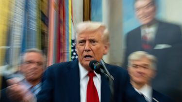 En la imagen, lograda con una baja velocidad de obturador, el presidente estadounidense Donald Trump habla en la Oficina Oval de la Casa Blanca, el martes 30 de septiembre de 2025, en Washington. (AP Foto/Alex Brandon)