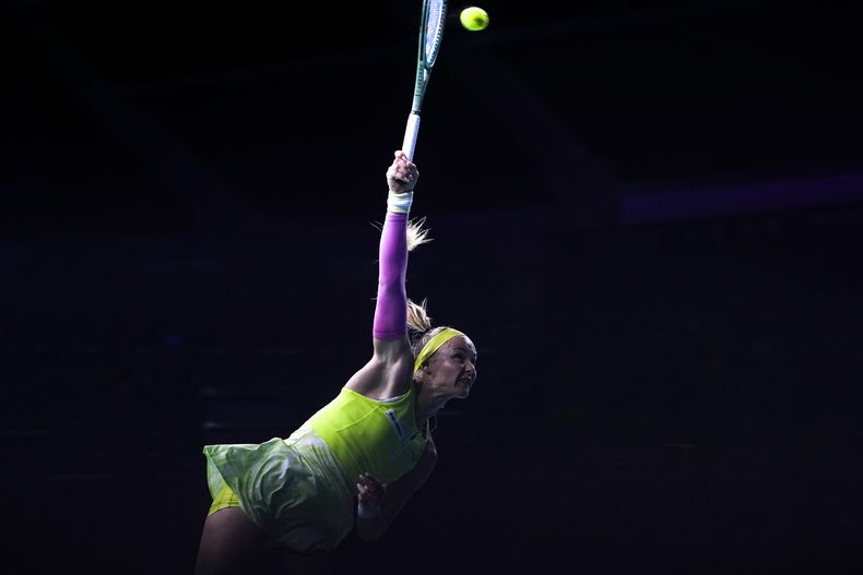 La eslovaca Rebecca Sramkova realiza su saque frente a la estadounidense Danielle Collins, el jueves 14 de noviembre de 2024, en la Copa Billie Jean King, en Málaga, España (AP Foto/Manu Fernández)