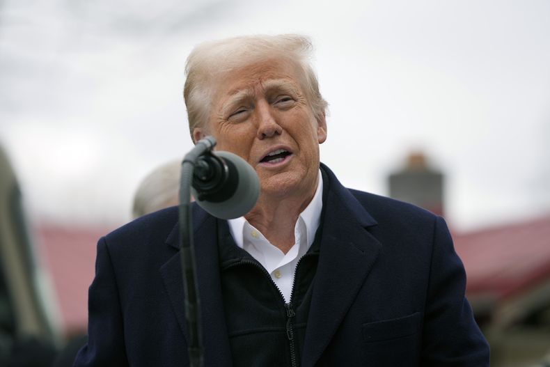 El presidente Donald Trump habla durante una visita a Swannanoa, Carolina del Norte, el viernes 24 de enero de 2025, luego de reunirse con residentes que se vieron afectados por el paso del huracán Helene. (AP Foto/Mark Schiefelbein)