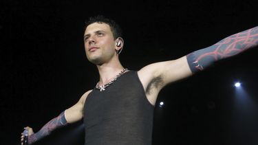 El vocalista de la banda argentina Usted Señalemelo, Juan Saieg durante su presentación en el Lunario de la Ciudad de México el miércoles 11 de octubre de 2023. (Foto AP/Berenice Bautista)