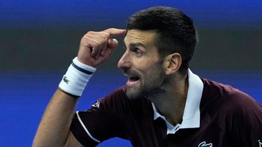 Novak Djokovic durante el partido contra Bu Yunchaokete en el Abierto de China, el viernes 2 de octubre de 2026, en Beijing. (AP Foto/Ng Han Guan)