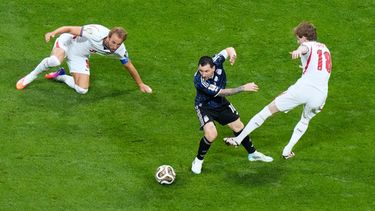 ARCHIVO - El delantero argentino Lionel Messi (10) regatea entre los ingleses Anthony Gordon (18) y Harry Kane (9) durante el Mundial, el 15 de julio de 2026, en Atlanta. (AP Foto/Lynne Sladky)