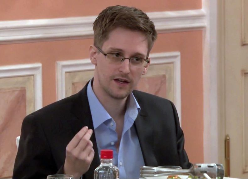 Esta fotograf&iacute;a tomada de un video difundido por el cibersitio WikiLeaks el viernes 11 de octubre del 2013 muestra a Edward Snowden, ex analista de la Agencia de Seguridad Nacional estadounidense, en Mosc&uacute;, Rusia. Snowden est&aacute; acusado