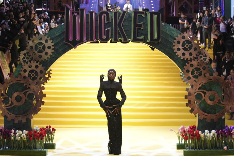 Cynthia Erivo posa antes del estreno de Wicked en el Auditorio Nacional de la Ciudad de México, el lunes 11 de noviembre de 2024. (Fotp AP/Fernando Llano)