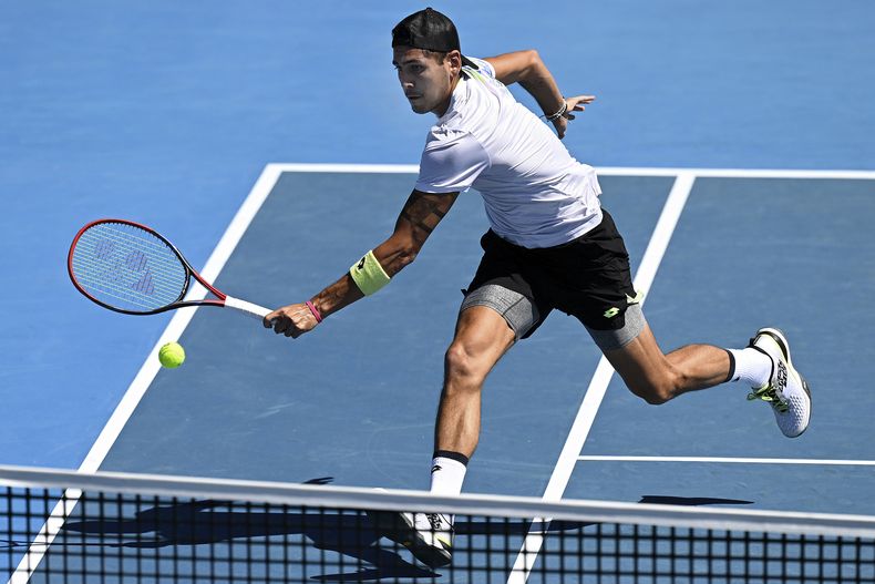 El chileno Alejandro Tabilo hace una devolución de revés ante el francés Arthur Fils, durante la semifinal del torneo de Auckland, Nueva Zelanda, el viernes 12 de enero de 2024 (Andrew Cornaga/Photosport via AP)