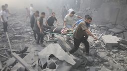 Palestinos evacúan a rehenes tras un bombardeo israelí en el campamento de refugiados de Rafah, el jueves 12 de octubre de 2023, en el sur de la Franja de Gaza. Egipto teme que el llamado Israelí a evacuar Gaza provoque una oleada masiva de refugiados a su territorio (AP Foto/Hatem Ali)