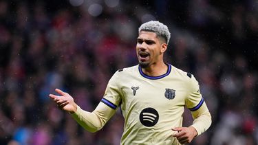 Ronald Araújo, jugador del Barcelona, reacciona durante el partido de ida de la semifinal de la Copa del Rey entre el Atlético de Madrid y el Barcelona en Madrid, España, el jueves 12 de febrero de 2026. (Foto AP/Manu Fernández, Archivo)