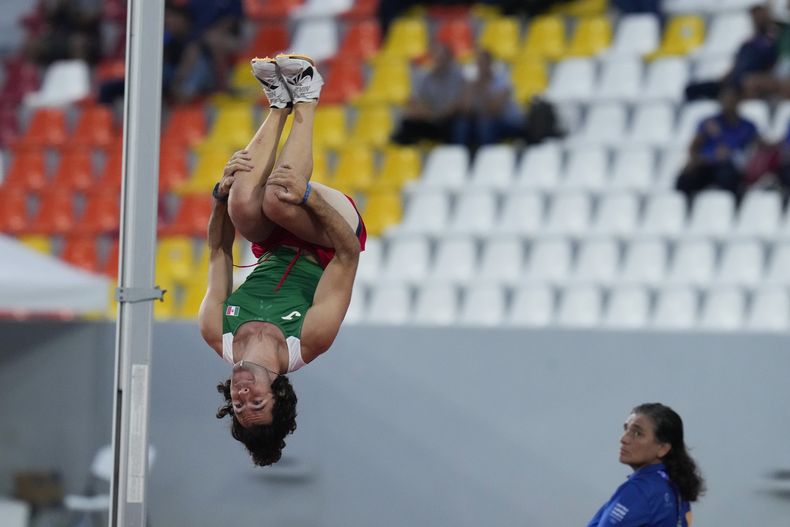 Jorge Luna, de México, realiza un salto mortal para festejar un intento exitoso en el salto con pértiga de los Juegos Centroamericanos y del Caribe en San Salvador, el jueves 6 de julio de 2023 (AP Foto/Arnulfo Franco)