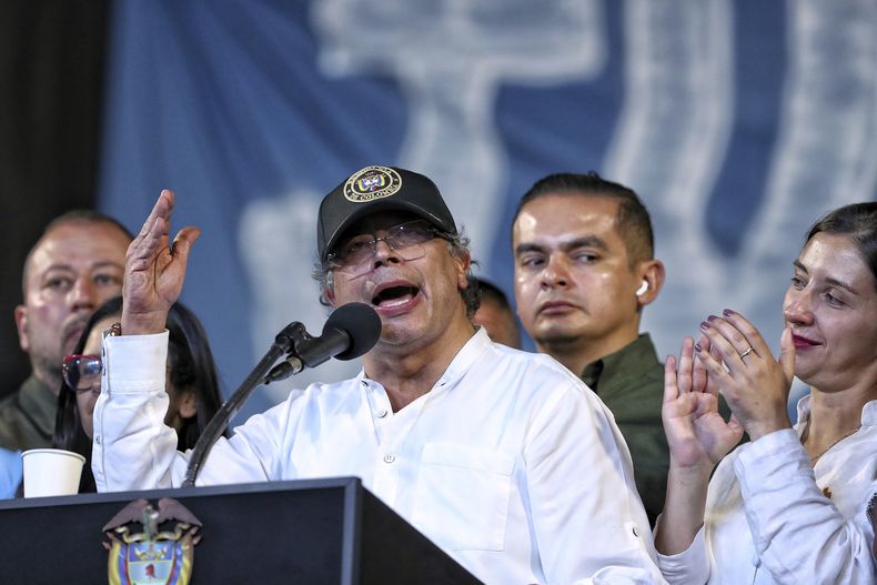 El presidente de Colombia, Gustavo Petro, habla en una manifestación para conseguir apoyo para un referendo sobre la reforma laboral en Cali, Colombia, el miércoles 11 de junio de 2025. (AP Foto/Santiago Saldarriaga)