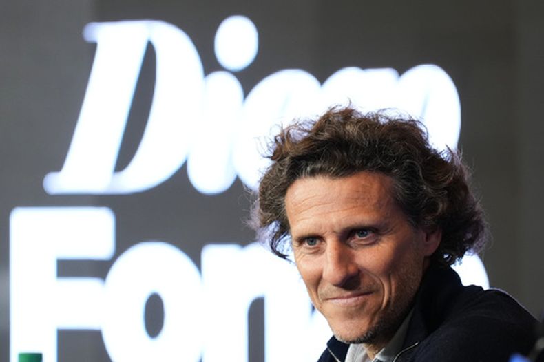 Diego Forlán, director técnico de la selección de Uruguay, sonríe durante una conferencia de prensa en la que es presentado como el nuevo entrenador del equipo nacional en Montevideo, Uruguay, el lunes 10 de agosto de 2026. (Foto AP/Matilde Campodonico)
