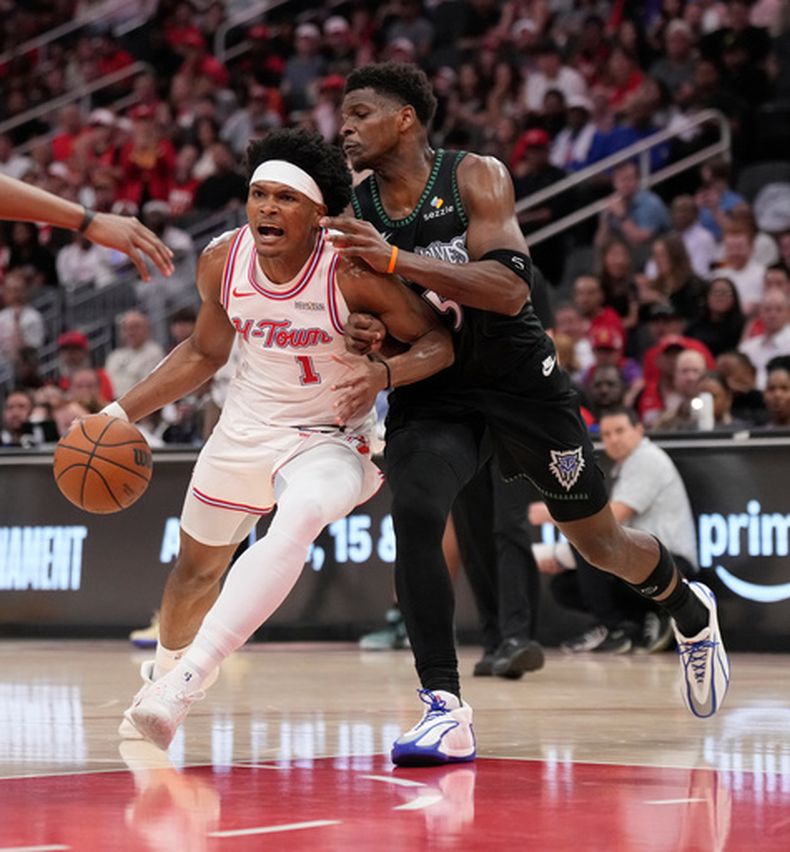 Amen Thompson (1), guardia de los Rockets de Houston, controla el balón contra Anthony Edwards (5), guardia de los Timberwolves de Minnesota, durante la primera mitad de un juego de baloncesto de la NBA, el viernes 10 de abril de 2026, en Houston. (Foto AP/ Karen Warren)