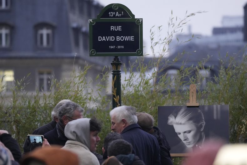 Un letrero de rue David Bowie después de ser develado en París, el lunes 8 de enero de 2024. París nombró la calle en honor a Bowie en el que habría sido su cumpleaños 77. (Foto AP/Christophe Ena)