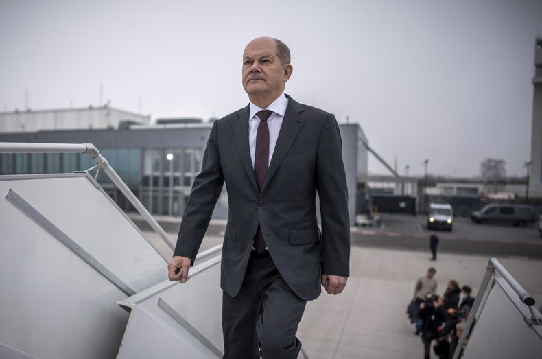 El canciller alemán Olaf Scholz aborda un avión en el sector militar del aeropuerto Berlín Brandemburgo para volar a Estados Unidos, jueves 8 de febrero de 2024. (Michael Kappeler/dpa via AP)