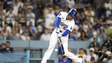 Freddie Freeman, de los Dodgers de Los Ángeles, batea un sencillo de dos carreras en el juego ante los Cerveceros de Milwaukee, el viernes 5 de julio de 2024 (AP Foto/Mark J. Terrill)