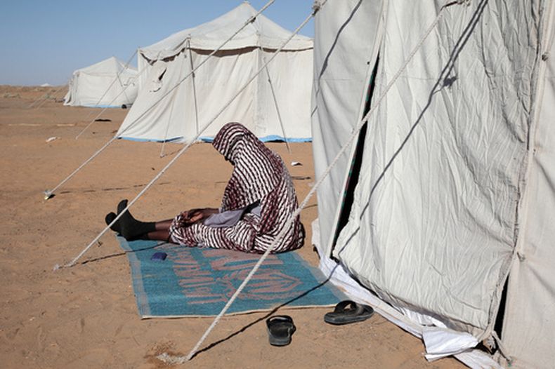 Una mujer sudanesa desplazada de la ciudad de El-Fasher se sienta afuera de su tienda de campaña en el recién establecido campamento El-Afadh en Al Dabbah, en el Estado del Norte, el domingo 16 de noviembre de 2025, en Sudán. (AP Foto/Marwan Ali)