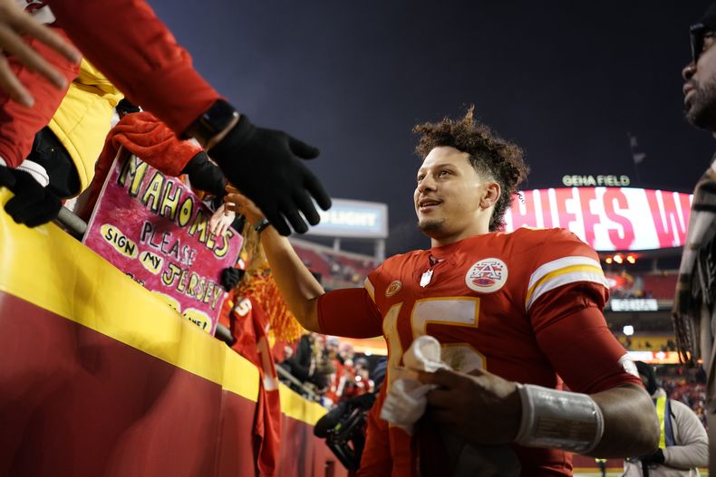 El quarterback Patrick Mahomes, de los Chiefs de Kansas City, celebra después del partido de la NFL en contra de los Bengals de Cincinnati, el domingo 31 de diciembre de 2023, en Kansas City, Missouri. Los Chiefs ganaron 25-17 para asegurar el Oeste de la AFC. (AP Foto/Charlie Riedel)