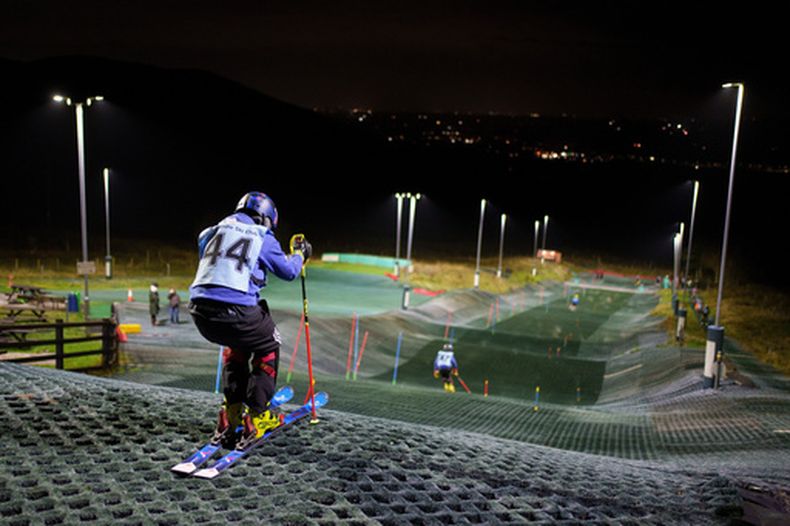 Competidores en el Pendle Ski Club en Clitheroe, Inglaterra, el martes 28 de octubre de 2025. (AP Foto/Jon Super)