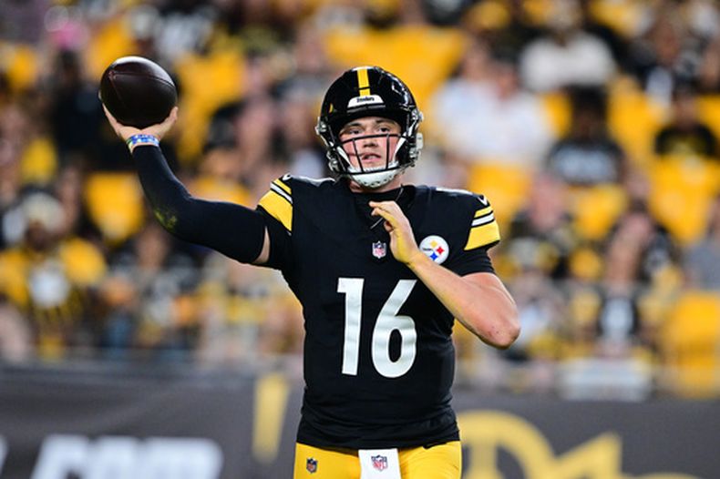 Drew Allar, quarterback de los Steelers de Pittsburgh, lanza un pase en la segunda mitad del juego de pretemporada de la NFL, el jueves 13 de agosto de 2026, en Pittsburgh. (AP Foto/David Dermer)