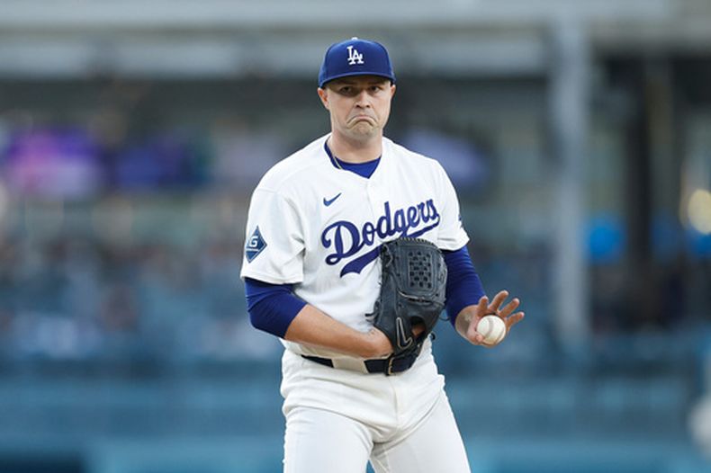 Tarik Skubal, abridor de los Dodgers de Los Ángeles, reacciona entre bateadores durante la primera entrada del juego de béisbol de Grandes Ligas ante los Reales de Kansas City, el lunes 10 de agosto de 2026, en Los Ángeles. (AP Foto/Caroline Brehman)
