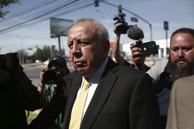 Archivo - La cabeza del Instituto Nacional de Migración (INM), Francisco Garduño, llega a la corte en Ciudad Juárez, México, el 30 de abril de 2023. Un juez de Ciudad Juárez impidió el lunes 12 de agosto de 2024 que Garduño presentara el plan de compensación de daños con el que sus abogados aspiraban a cerrar el proceso penal abierto en su contra por el incendio de un centro de detención migratoria ocurrido en 2023 en el que murieron 40 personas y una treintena resultaron heridas. (AP Foto/Christian Chávez, Archivo)