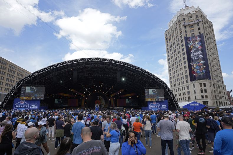 Aficionados observan el tercer día del draft en pantallas colocadas en el centro de Detroit el sábado 27 de abril del 2024. (AP Foto/Paul Sancya)