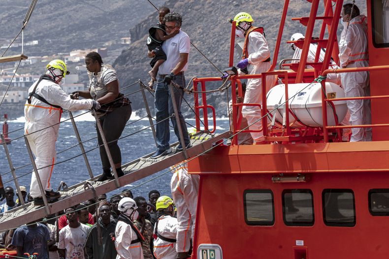 ARCHIVO – Un grupo de migrantes desembarca en el puerto de La Estaca en Valverde, en la isla de El Hierro, en las Islas Canarias, España, el lunes 26 de agosto de 2024. (AP Foto/Maria Ximena, Archivo)