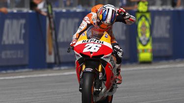 americateve | El espa&ntilde;ol Dani Pedrosa celebra su triunfo en el Gran Premio de Malasia de MotoGP en Sepang el 13 de octubre del 2013 (AP Foto/Lai Seng Sin)