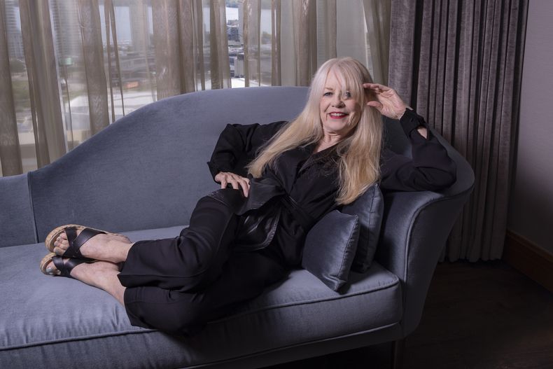 Tina Weymouth de la banda Talking Heads posa para promover la reedición de la película Stop Making Sense en el Festival Internacional de Cine de Toronto el lunes 11 de septiembre de 2023, en Toronto. (Foto Joel C Ryan/Invision/AP)