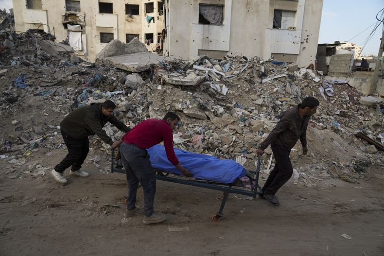 El cuerpo de un palestino muerto en un ataque aéreo del ejército israelí es trasladado al hospital de Shifa, en la Ciudad de Gaza, el 18 de marzo de 2025. (AP Foto/Abdel Kareem Hana)