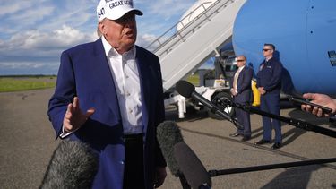 El presidente Donald Trump habla con la prensa antes de abordar el avión presidencial, el domingo 25 de mayo de 2025, en el Aeropuerto Municipal de Morristown, Nueva Jersey. President Donald Trump speaks to reporters before boarding Air Force One at Morristown Municipal Airport in Morristown, N.J., Sunday, May 25, 2025. (AP Foto/Manuel Balce Ceneta)