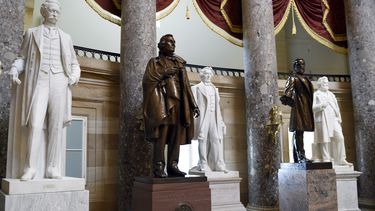 Trump se enfrasca en disputa por símbolos confederados