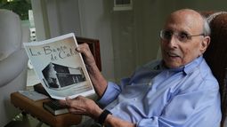 Raul Valdes-Fauli sostiene una foto del Banco Pedroso que poseía su familia en La Habana, durante una entrevista el martes 21 de abril de 2026 en Coral Gables, Florida, EE.UU. (AP Foto/Marta Lavandier)