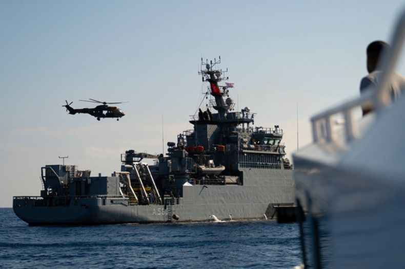 Un buque y un helicóptero turcos participan en la operación para buscar a los desaparecidos tras el naufragio de un transbordador ante la costa de Chipre, cerca del puerto de Kyrenia, en la parte de Chipre ocupada por Turquía, el 1 de septiembre de 2026. (AP Foto/Nedim Enginsoy)