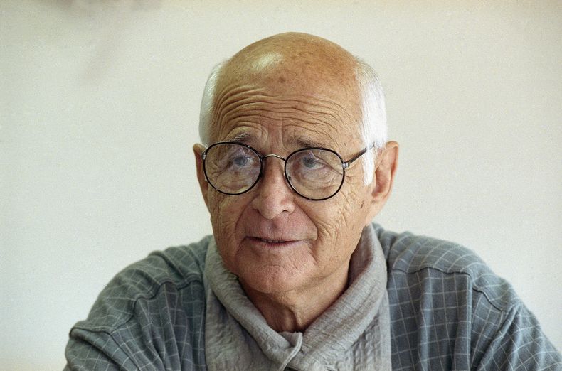 ARCHIVO - El productor de televisión y guionista Norman Lear, durante una entrevista en 1991. Lear, el guionista, director y productor que revolucionó la televisión en horario estelar con All in the Family, The Jeffersons y Maude, falleció el martes 5 de diciembre de 2023. Tenía 101 años. (Foto AP, archivo)