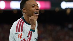 Kylian Mbappé celebra tras marcar un gol para el Real Madrid en el partido contra el Barcelona en la Liga española, el domingo 25 de octubre de 2026, en Barcelona. (AP Foto/Joan Monfort)