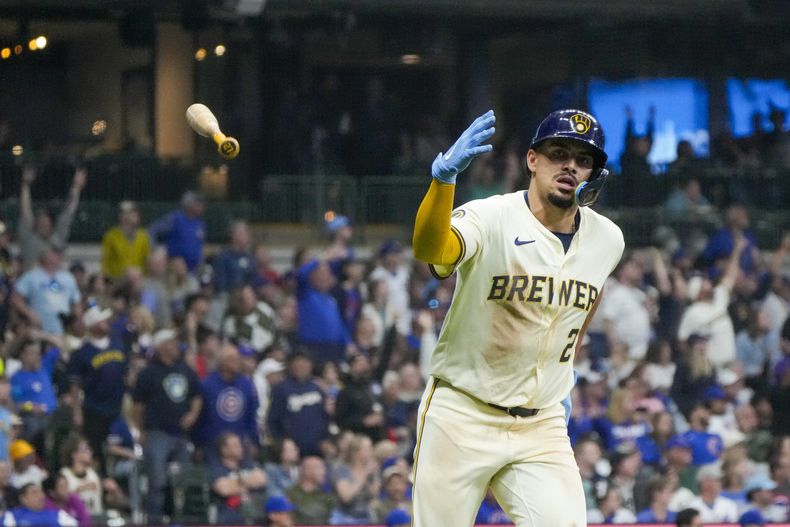 El dominicano Willy Adames festeja tras conectar un jonrón de dos carreras por los Cerveceros de Milwaukee, el miércoles 29 de mayo de 2024, en el juego ante los Cachorros de Chicago (AP Foto/Morry Gash)