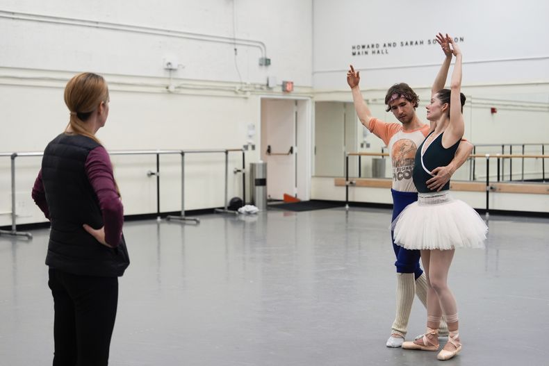 La directora de repertorio Kathleen Tracey, izquierda, observa mientras Joseph Gordon y Unity Phelan, ensayan para El lago de los cisnes del Ballet de la ciudad de Nueva York, el martes 25 de febrero de 2025, en Nueva York. (Foto AP/Julia Demaree Nikhinson)